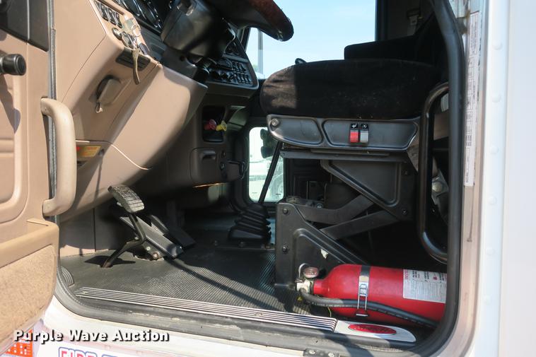 image for item DE3793 2012 Peterbilt 386 semi truck