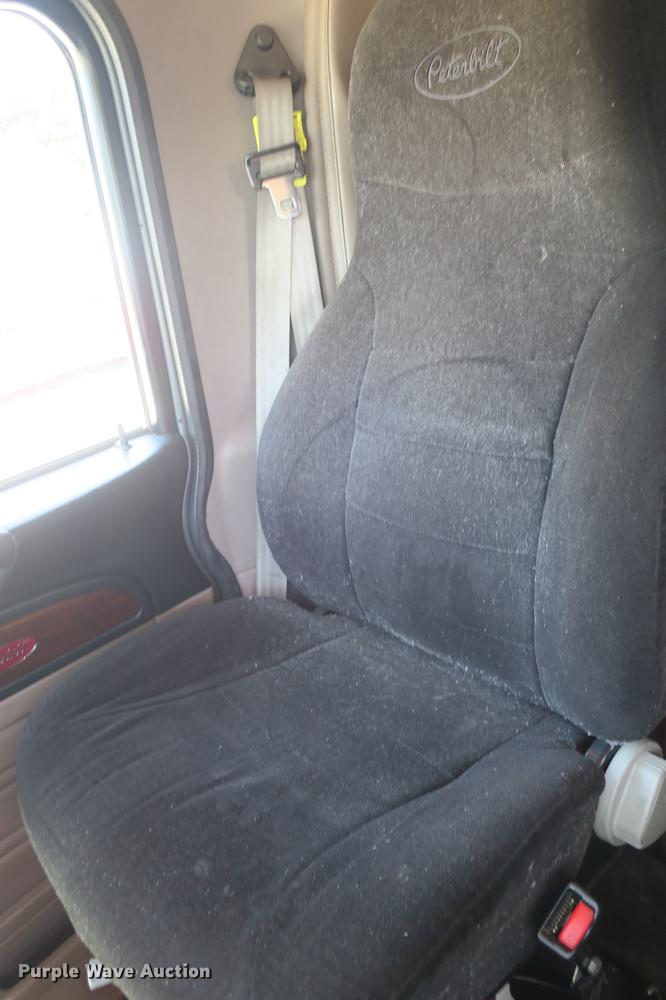 image for item DE3793 2012 Peterbilt 386 semi truck