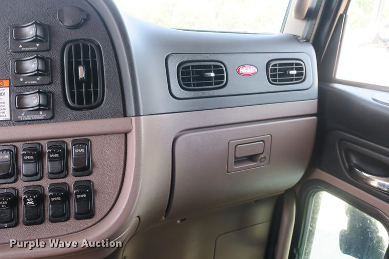 image for item DE3793 2012 Peterbilt 386 semi truck