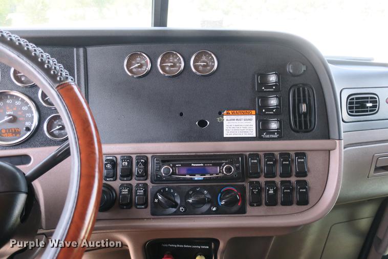 image for item DE3793 2012 Peterbilt 386 semi truck