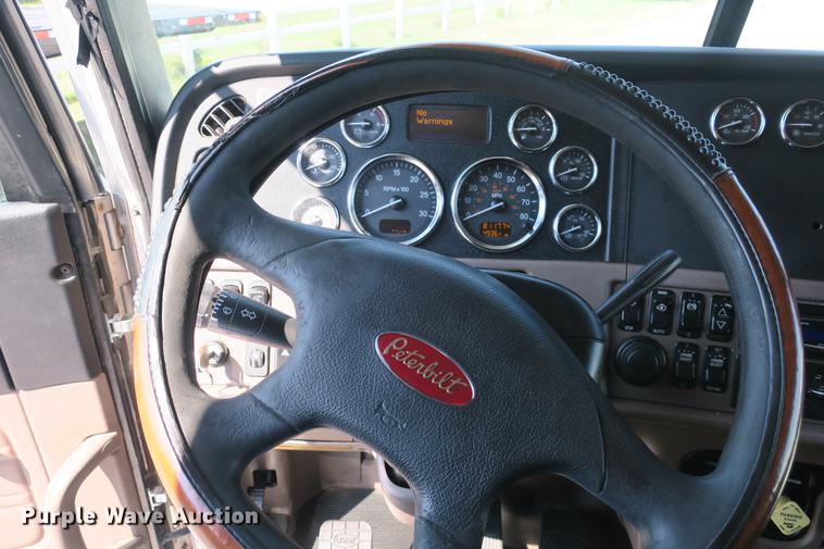 image for item DE3793 2012 Peterbilt 386 semi truck