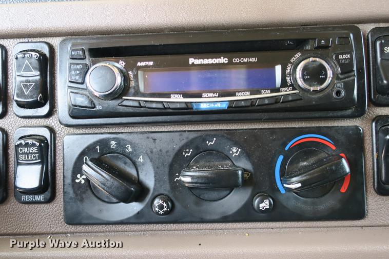 image for item DE3793 2012 Peterbilt 386 semi truck