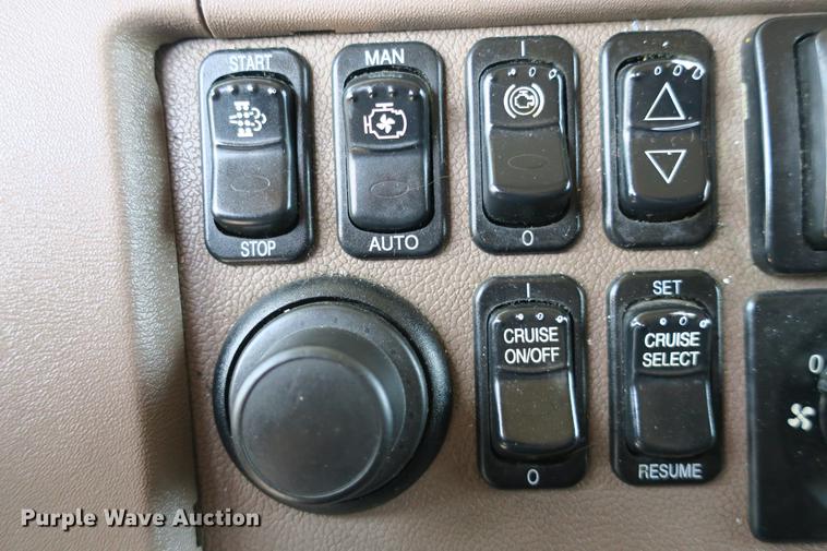 image for item DE3793 2012 Peterbilt 386 semi truck