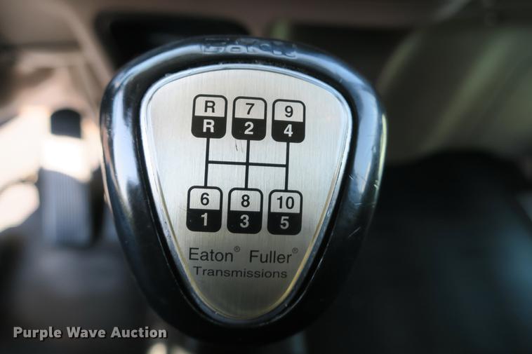 image for item DE3793 2012 Peterbilt 386 semi truck