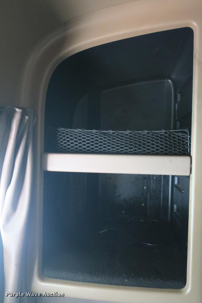 image for item DE3793 2012 Peterbilt 386 semi truck