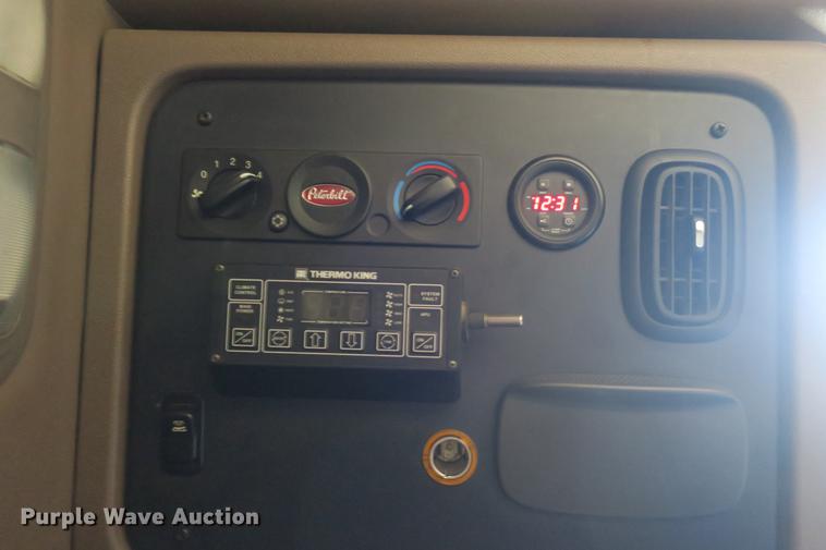 image for item DE3793 2012 Peterbilt 386 semi truck