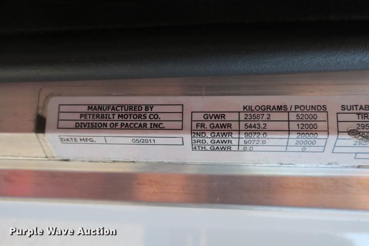 image for item DE3793 2012 Peterbilt 386 semi truck