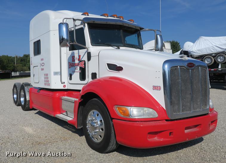 image for item DE3794 2012 Peterbilt 386 semi truck