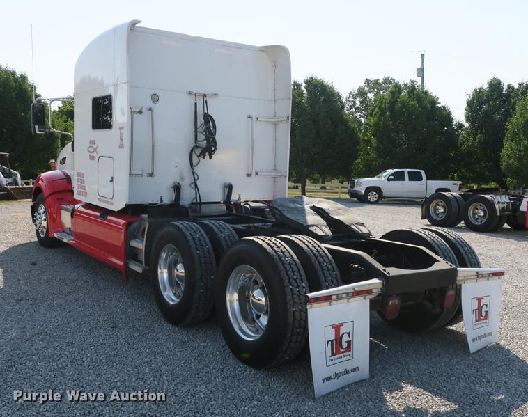 image for item DE3794 2012 Peterbilt 386 semi truck