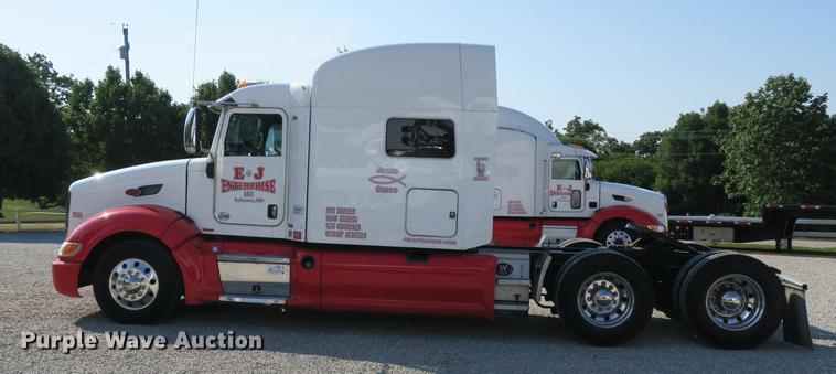 image for item DE3794 2012 Peterbilt 386 semi truck