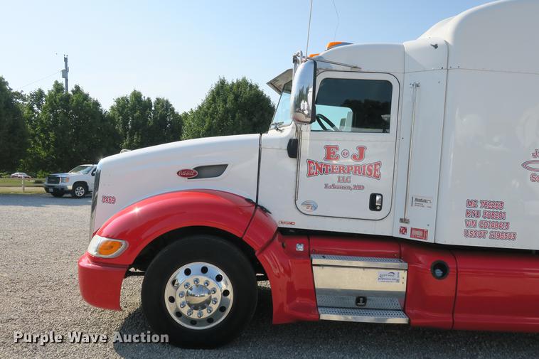 image for item DE3794 2012 Peterbilt 386 semi truck