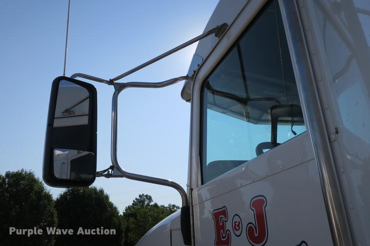 image for item DE3794 2012 Peterbilt 386 semi truck