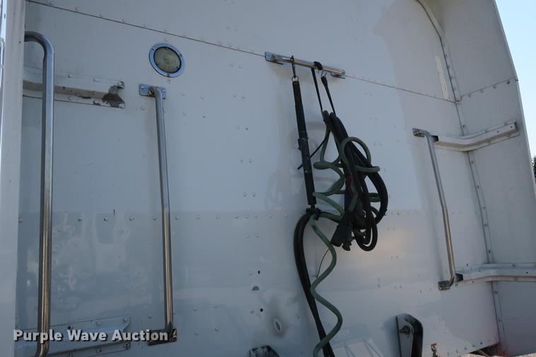 image for item DE3794 2012 Peterbilt 386 semi truck