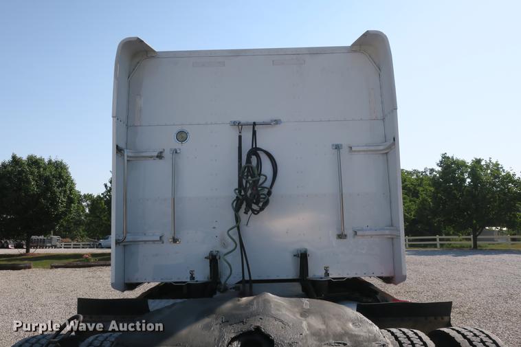 image for item DE3794 2012 Peterbilt 386 semi truck