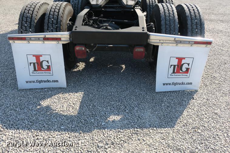 image for item DE3794 2012 Peterbilt 386 semi truck