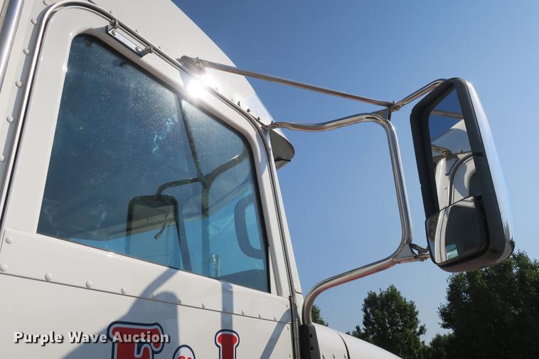 image for item DE3794 2012 Peterbilt 386 semi truck