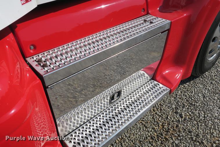 image for item DE3794 2012 Peterbilt 386 semi truck