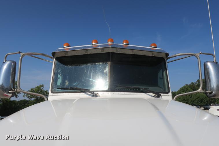 image for item DE3794 2012 Peterbilt 386 semi truck