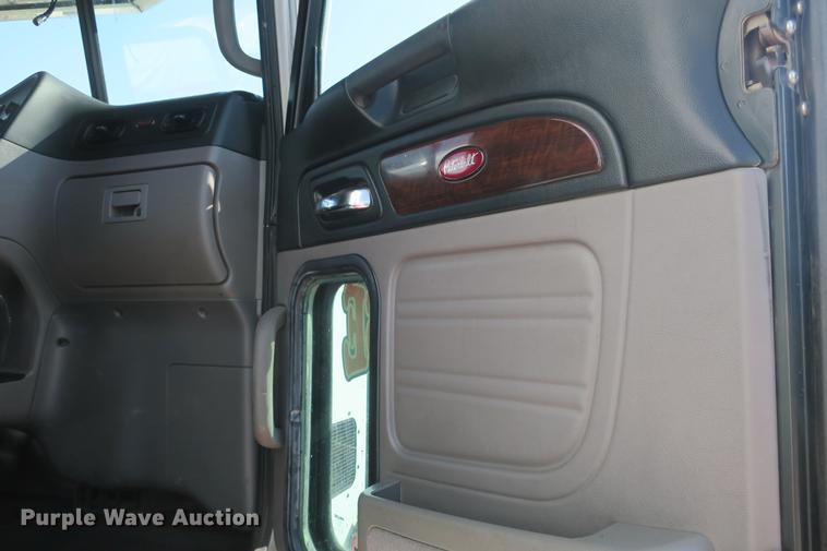 image for item DE3794 2012 Peterbilt 386 semi truck