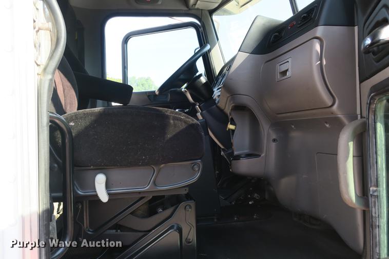 image for item DE3794 2012 Peterbilt 386 semi truck