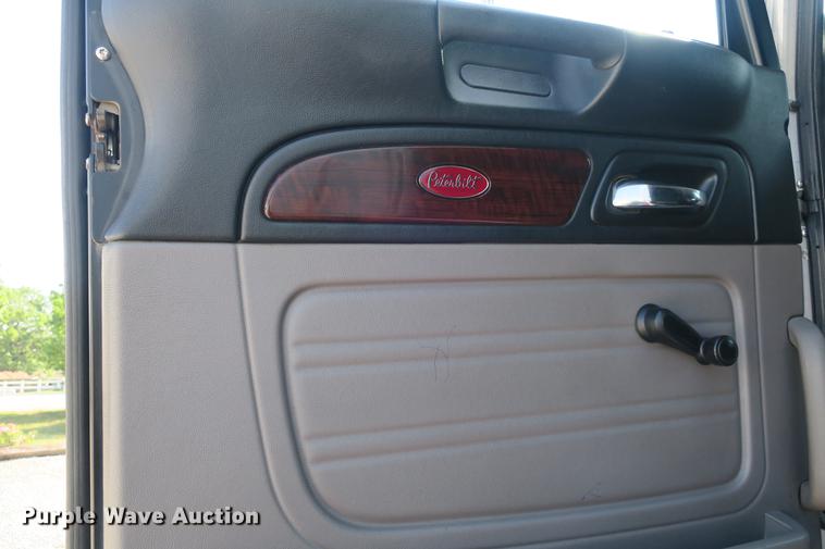 image for item DE3794 2012 Peterbilt 386 semi truck