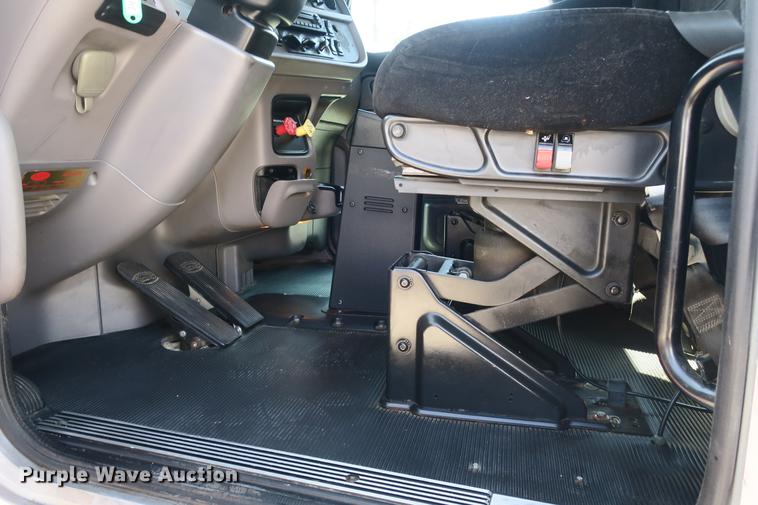 image for item DE3794 2012 Peterbilt 386 semi truck