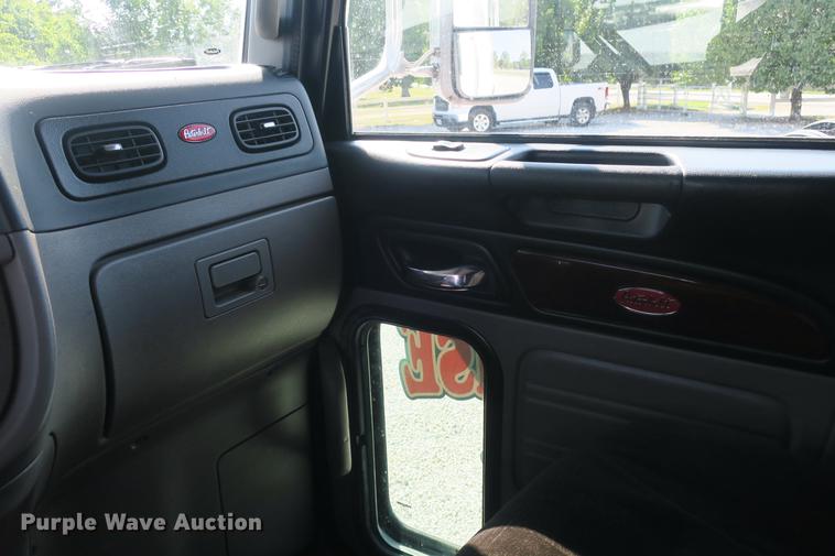 image for item DE3794 2012 Peterbilt 386 semi truck