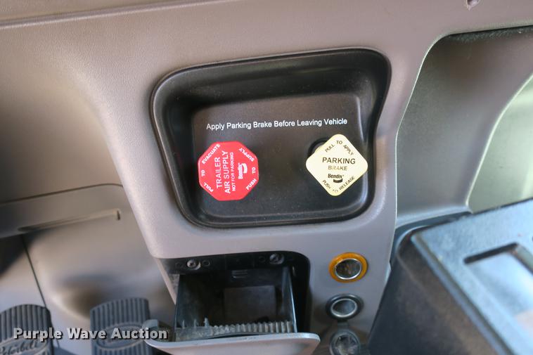 image for item DE3794 2012 Peterbilt 386 semi truck