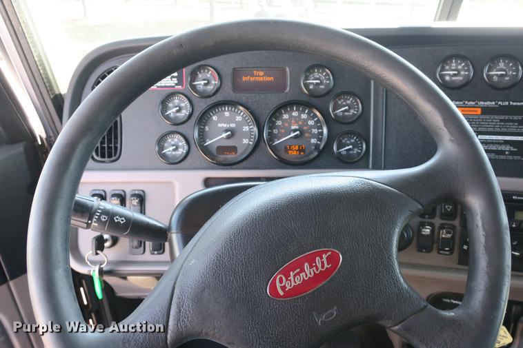 image for item DE3794 2012 Peterbilt 386 semi truck