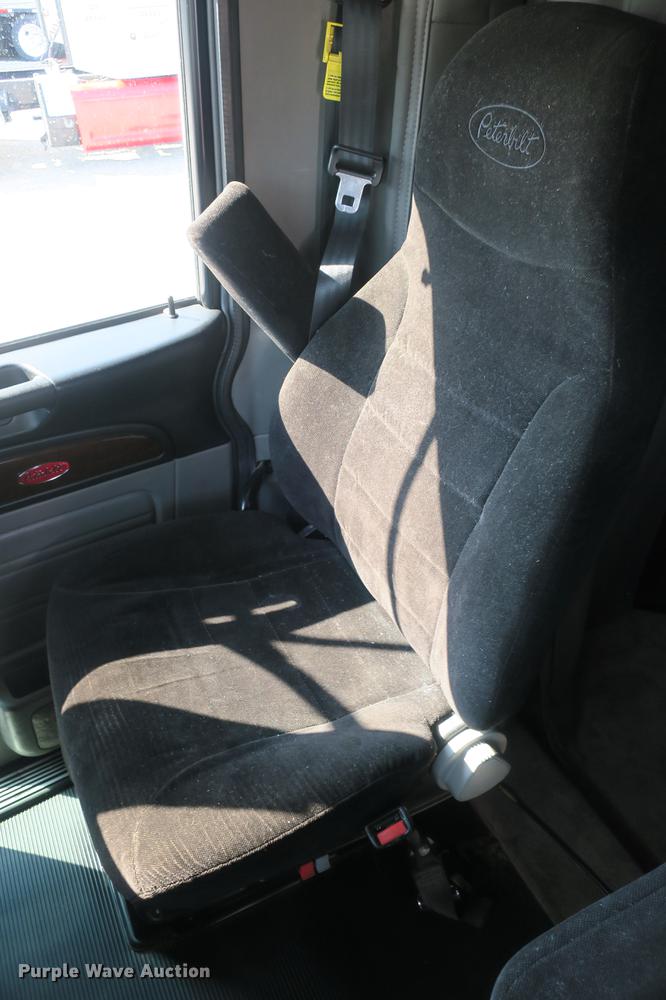 image for item DE3794 2012 Peterbilt 386 semi truck