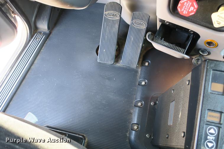 image for item DE3794 2012 Peterbilt 386 semi truck