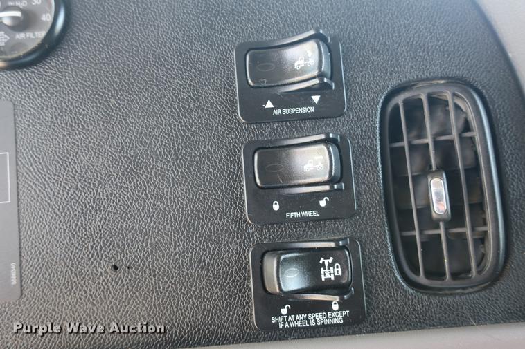 image for item DE3794 2012 Peterbilt 386 semi truck