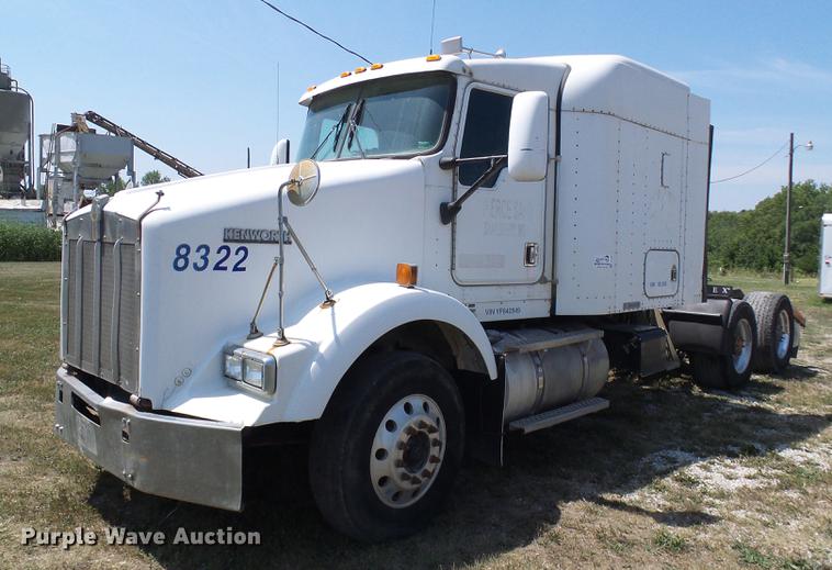 image for item DE5108 2000 Kenworth T800 semi truck
