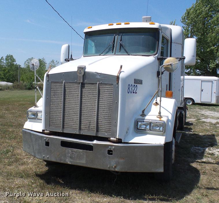 image for item DE5108 2000 Kenworth T800 semi truck