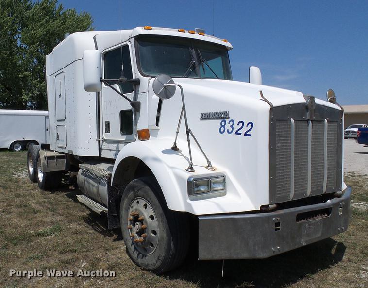 image for item DE5108 2000 Kenworth T800 semi truck