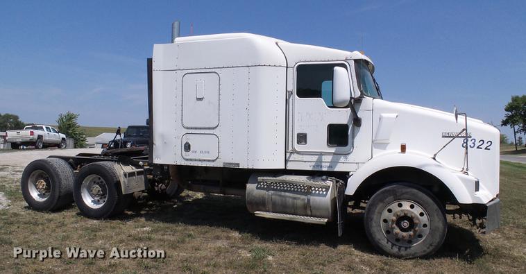 image for item DE5108 2000 Kenworth T800 semi truck