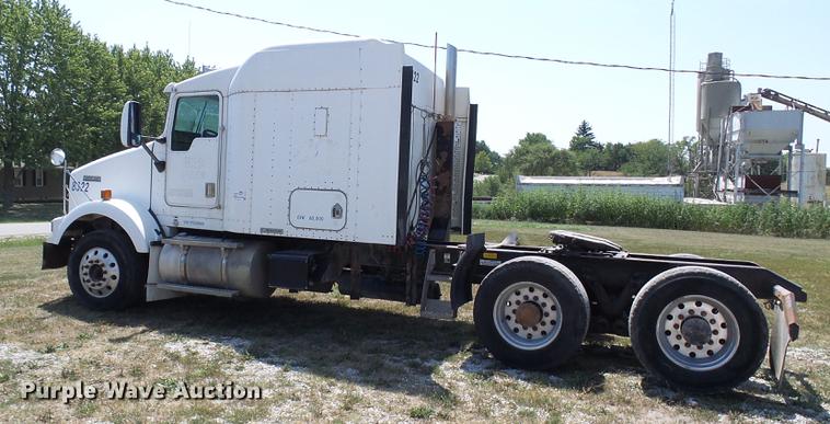 image for item DE5108 2000 Kenworth T800 semi truck