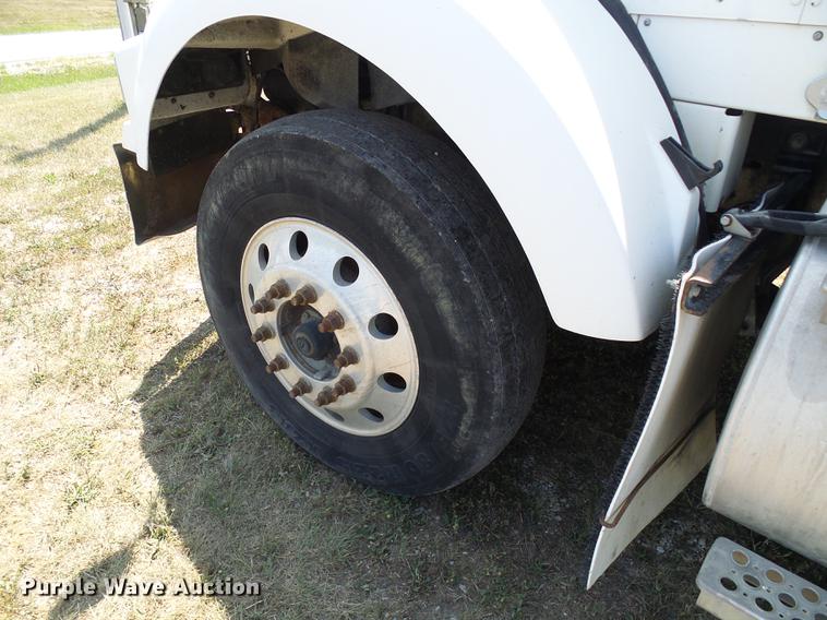 image for item DE5108 2000 Kenworth T800 semi truck