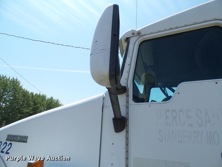image for item DE5108 2000 Kenworth T800 semi truck