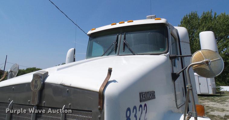 image for item DE5108 2000 Kenworth T800 semi truck