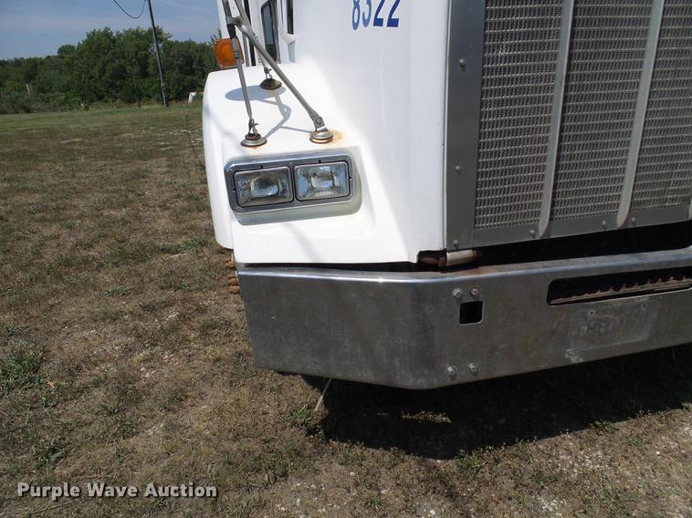image for item DE5108 2000 Kenworth T800 semi truck