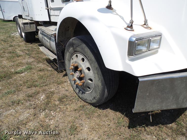 image for item DE5108 2000 Kenworth T800 semi truck