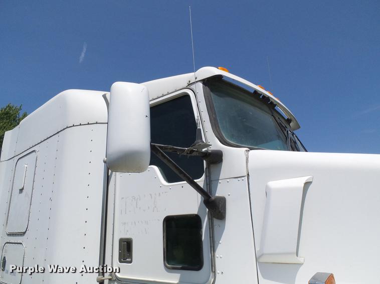 image for item DE5108 2000 Kenworth T800 semi truck