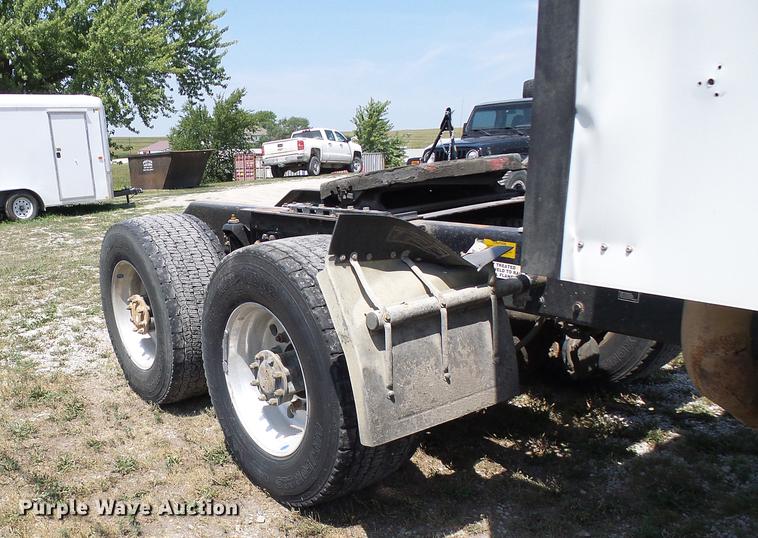 image for item DE5108 2000 Kenworth T800 semi truck