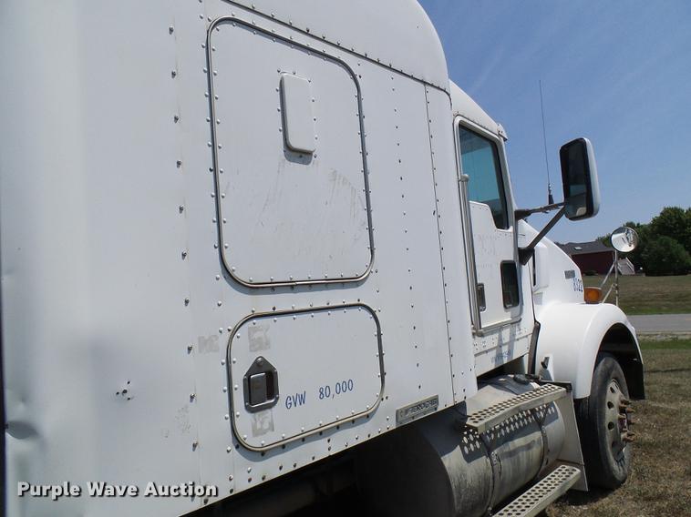 image for item DE5108 2000 Kenworth T800 semi truck