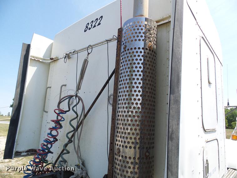 image for item DE5108 2000 Kenworth T800 semi truck