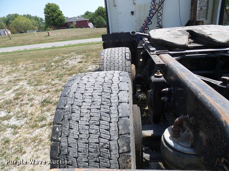 image for item DE5108 2000 Kenworth T800 semi truck