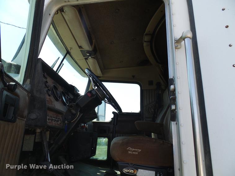 image for item DE5108 2000 Kenworth T800 semi truck