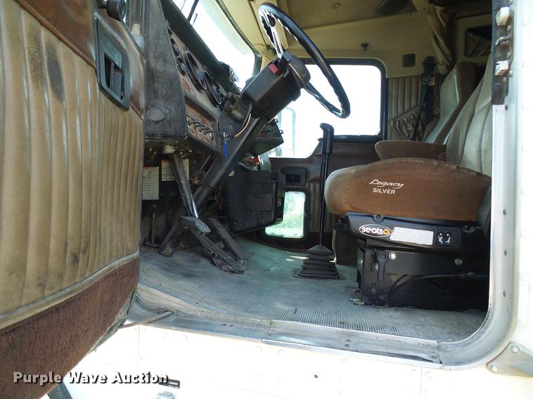 image for item DE5108 2000 Kenworth T800 semi truck