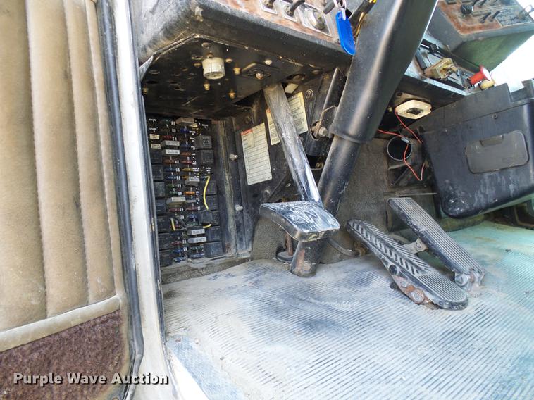 image for item DE5108 2000 Kenworth T800 semi truck